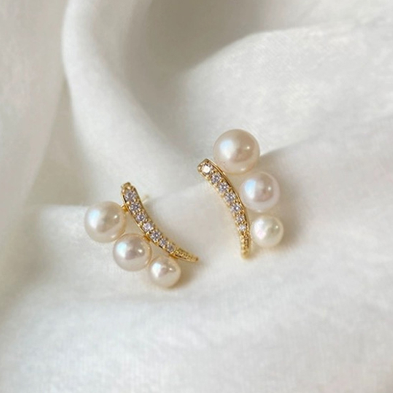 SWIRLUXE GOLD TRIPLE PEARL EARRINGS