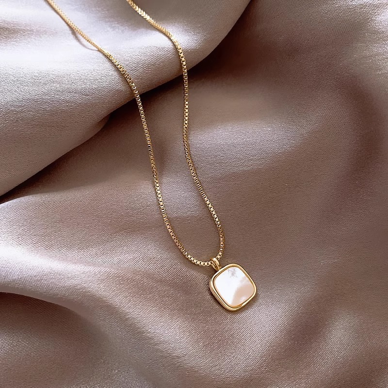 SWIRLUXE GOLD SQUARE SHELL NECKLACE