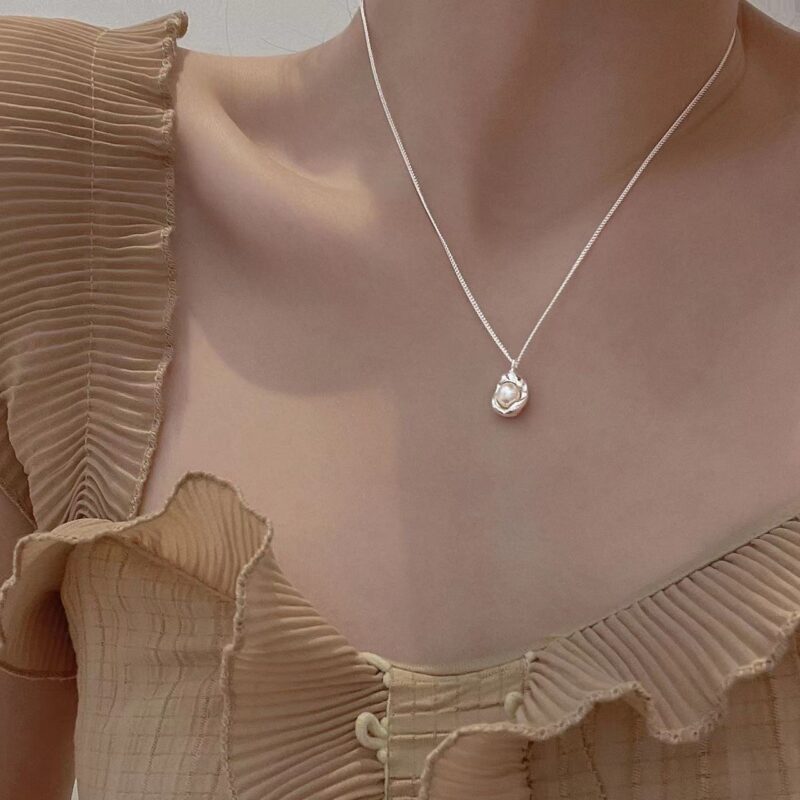 SWIRLUXE SILVER OYSTER NECKLACE - Image 2