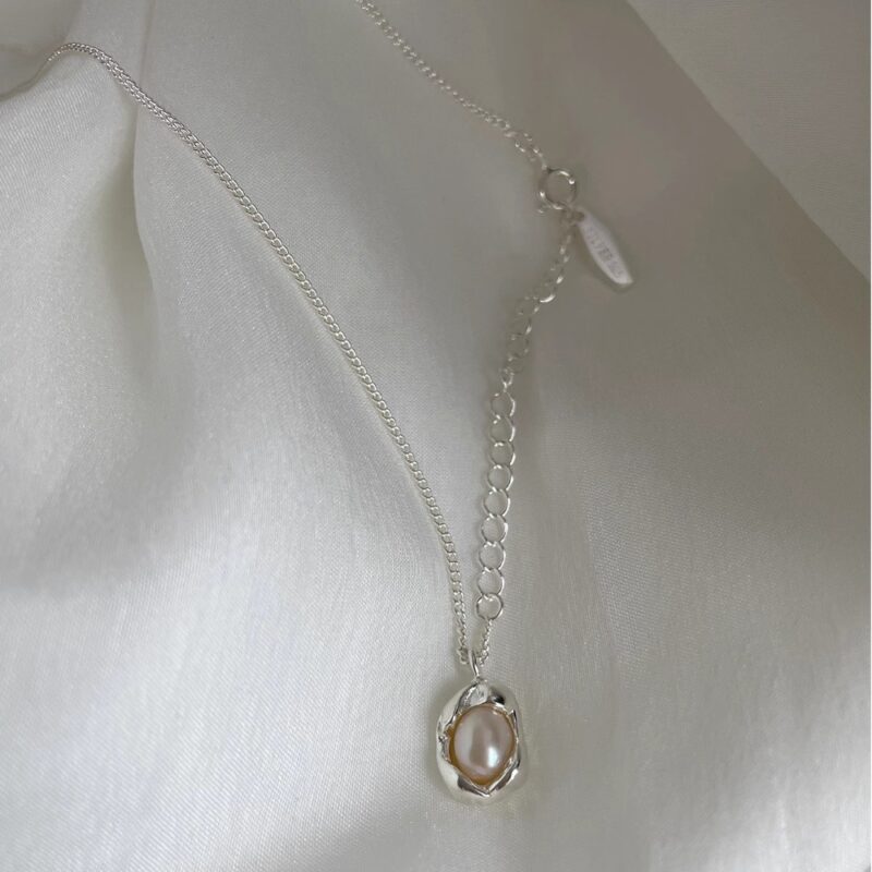 SWIRLUXE SILVER OYSTER NECKLACE - Image 3