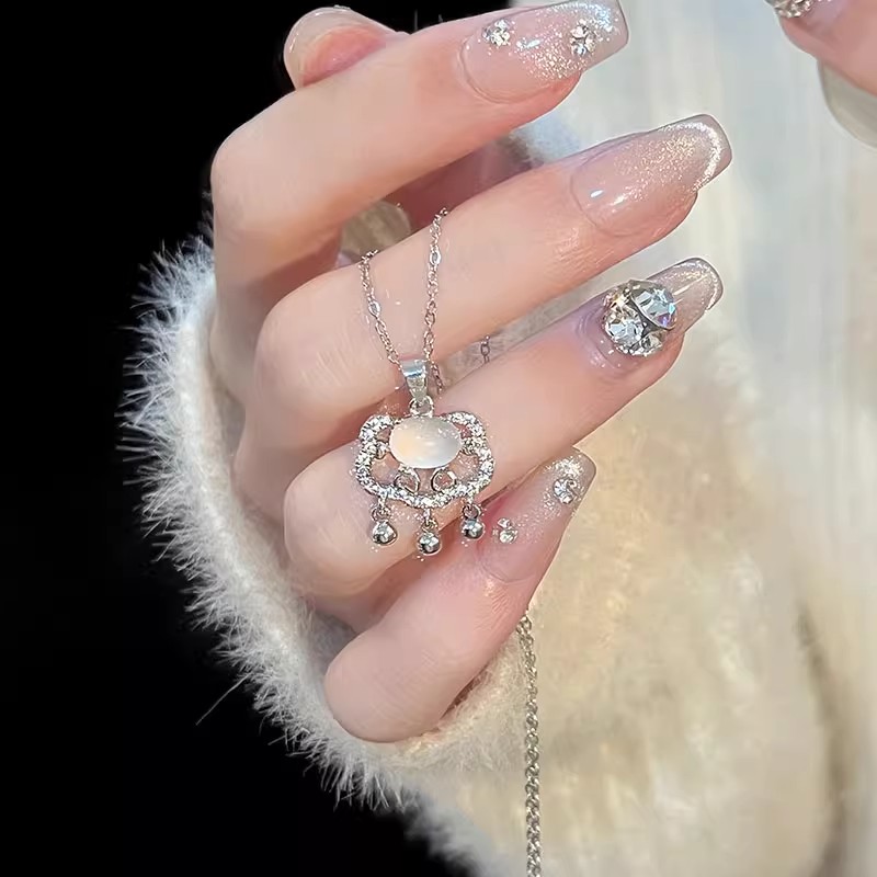 SWIRLUXE SILVER CROWN NECKLACE