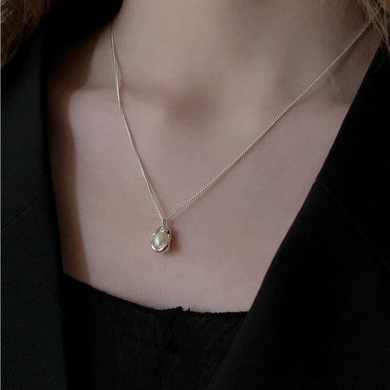 SWIRLUXE SILVER OYSTER NECKLACE - Image 4