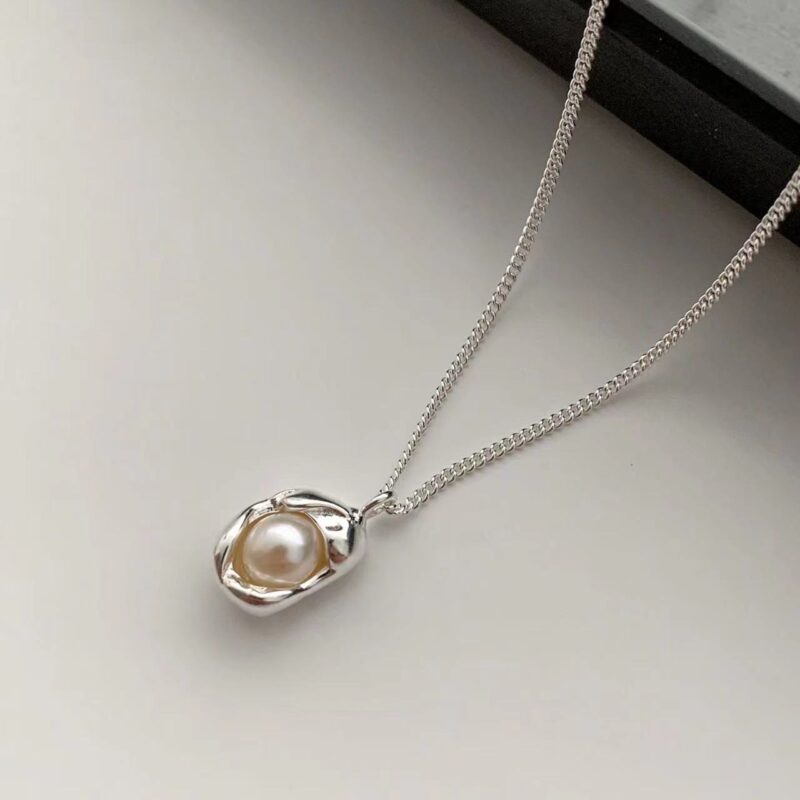 SWIRLUXE SILVER OYSTER NECKLACE